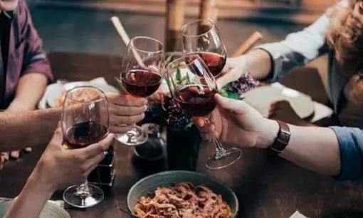 Vào bữa tiệc, những người có 4 biểu hiện này nhìn chung không có năng lực và ít người coi trọng