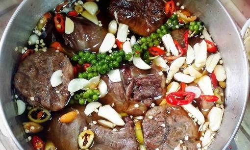 Trọn bộ bí kíp làm bắp bò ngâm mắm: Làm sao để phần thịt giòn ngon, ngấm gia vị, không lo nổi váng?