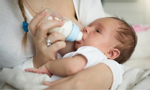 Tại sao trẻ bú sữa công thức thường nặng cân hơn? Có phải do sữa mẹ thiếu dinh dưỡng như người già thường nói?