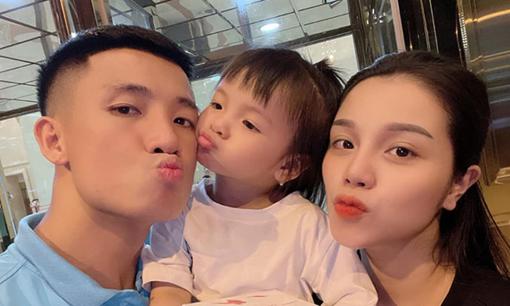 Vợ trung vệ Bùi Tiến Dũng nhiễm Covid-19 sau khi sinh con thứ hai được nửa tháng