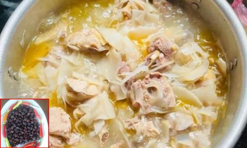 Tự làm món thịt gà nấu măng chua 'đổi vị' cho bữa cơm gia đình: Khâu cuối đừng bỏ hành lá mà bỏ thêm loại hạt này