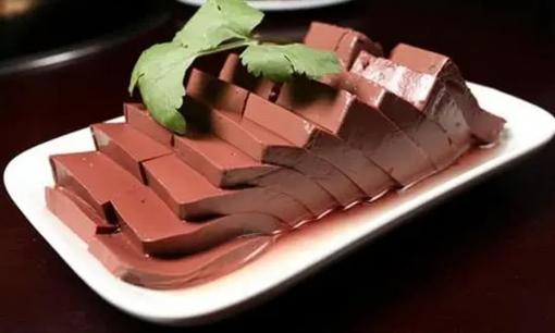 Sau khi ăn tiết canh lợn, hôm sau tôi bị đi ngoài ra phân đen, có phải giải độc không? Bây giờ vẫn chưa muộn để biết