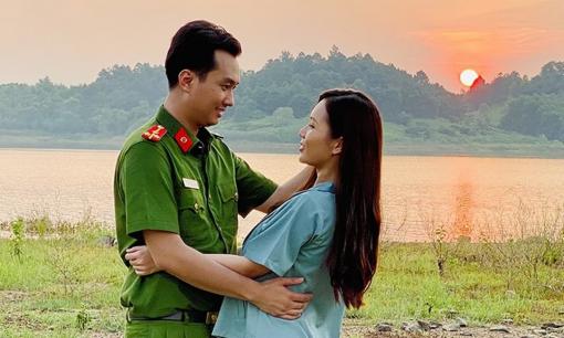 So kè 'chemistry' của các cặp trai tài gái sắc trong phim 'Phố trong làng' 