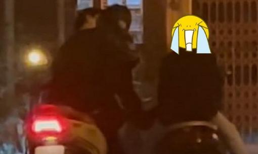 Cặp đôi vô tư hôn nhau 'ngấu nghiến' mặc kệ người thứ 3 ngồi ngay cạnh