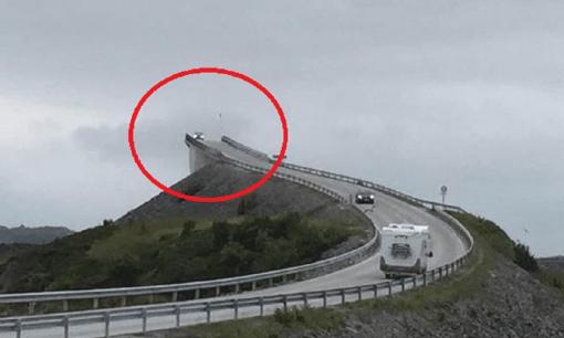 Cây cầu 'lừa dối' nhất thế giới? Đi được nửa đường, tài xế tưởng cầu gãy nên không dám phóng xe lên nữa