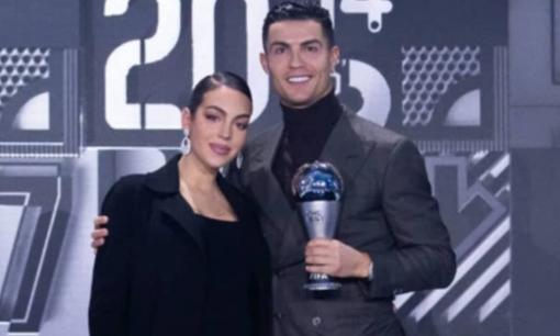 Cristiano Ronaldo lộ chuyện đã kết hôn với bạn gái Georgina Rodriguez khi gọi cô là 'vợ'?
