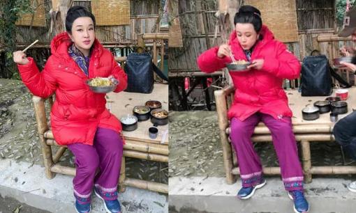 Tiết lộ hình ảnh gần đây của Lưu Hiểu Khánh, ngồi bên vệ đường với mái tóc bạc trắng, mỹ nhân một thời xuống cấp khó tin