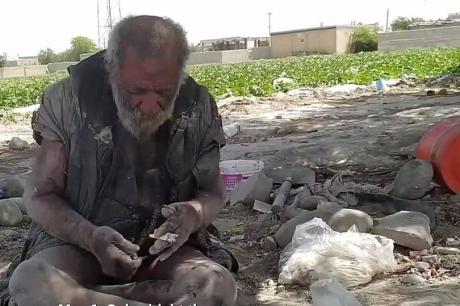 Các nhà khoa học bối rối trước 'sức khỏe hoàn hảo' của cụ ông vô gia cư 87 tuổi, ăn uống thực phẩm bẩn và không bao giờ tắm