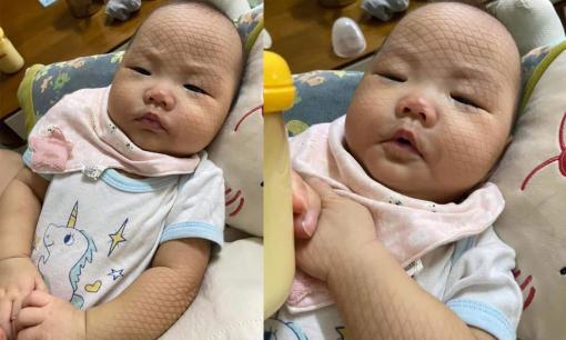 Để trẻ ngủ trên võng, người mẹ hết hồn khi nhìn thấy mặt con