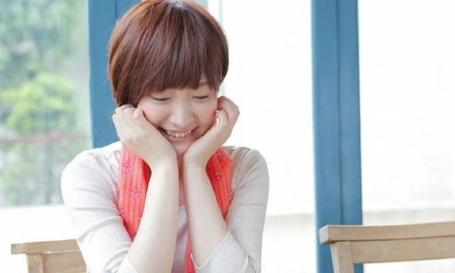 Khi hẹn hò, phụ nữ thích đàn ông làm 4 cử chỉ nhỏ này hơn là ôm ấp