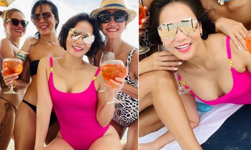 Thu Minh khoe body khi diện áo tắm bên hội bạn, vòng một căng đầy chiếm trọn sự chú ý
