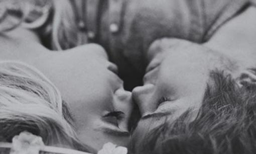 Trong các mối quan hệ khác giới, phụ nữ rất thích 3 'hành động nhỏ' này của 'đàn ông hư', nhất là cái đầu tiên