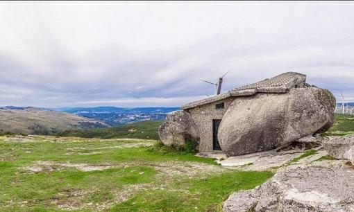 Ngôi nhà 'cô đơn' nhất thế giới được xây dựng giữa phiến đá, trở thành điểm thu hút đông đảo khách du lịch