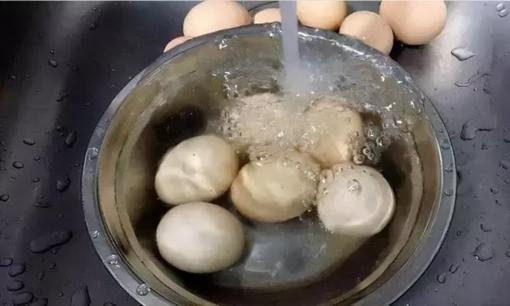 Bác sĩ khuyên nên ngừng ăn 'trứng đã rửa', nếu không có thể hại gan hơn uống rượu, biết càng sớm càng tốt