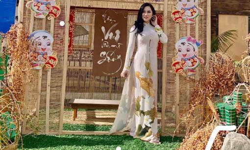 Á hậu Trúc Phương diện áo dài sen đi chùa cầu an đầu năm