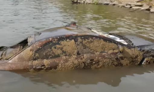 Người đàn ông tìm thấy chiếc ô tô dưới nước với một xác chết ngồi trong đó suốt 12 năm