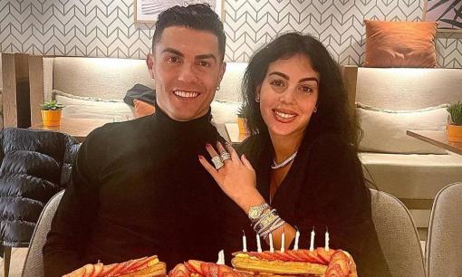 Cristiano Ronaldo đón tuổi mới nhưng tất cả lại dồn sự chú ý vào bộ trang sức khủng mà bạn gái 'Lọ Lem' của anh đeo