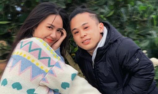 'Chàng lùn 1,26m' Xuân Tiến tình tứ bên gái xinh, bạn bè đợi nhận thiệp cưới