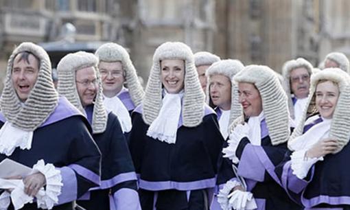 Tại sao thẩm phán nước ngoài đội tóc giả và mặc áo đen?