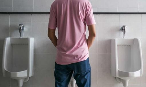 Tại sao đàn ông 'lắc lư không kiểm soát được' sau khi đi tiểu? Khi đi tiểu cần chú ý điều gì?