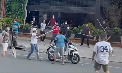 Va chạm giao thông, nhóm thanh niên vác hung khí hỗn chiến giữa đường phố Sài Gòn