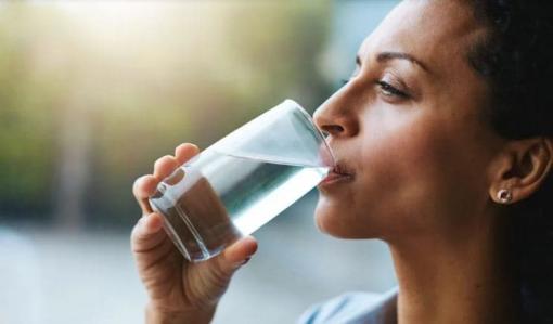 Uống nhiều nước có thực sự khiến da đẹp không, bất ngờ với sự thật mà bấy lâu nay mọi người vẫn lầm tưởng