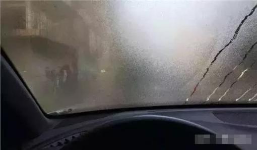 Cửa kính ô tô bị sương mù phủ trong những ngày mưa, học 4 thủ thuật để làm cho cửa sổ ô tô có độ nét cao 