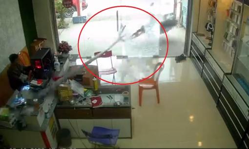 Thanh sắt lao như tên bay, xé toang cửa kính tiệm điện thoại suýt trúng 1 người
