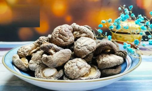 Nấm khô và nấm tươi loại nào đậm đà, chất dinh dưỡng cao hơn? Đọc xong mình hiểu rồi, sẽ không bao giờ dùng sai nữa!