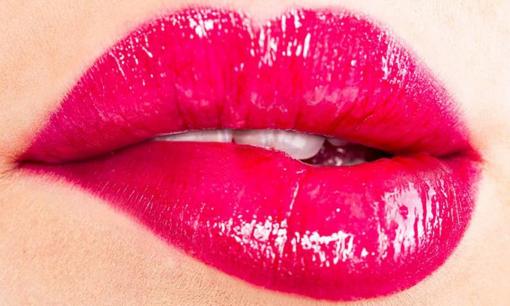 Khi nói chuyện mà thấy người phụ nữ đối diện cắn nhẹ vào môi nghĩa là gì? Không phải đấng mày râu nào cũng đủ tinh tế để biết