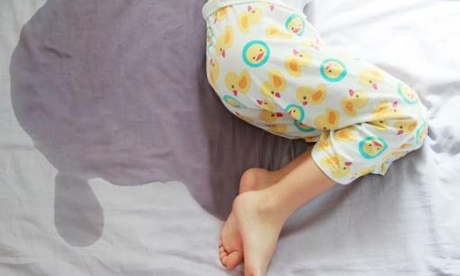 Trẻ tè dầm ra giường là hoàn toàn bình thường, nhưng nếu thuộc 3 trường hợp dưới đây thì bố mẹ cần đưa đi khám bác sĩ ngay
