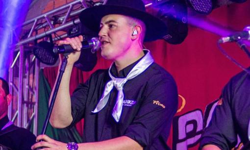 Nam ca sĩ qua đời ở tuổi 24 ngay trên sân khấu khi chuẩn bị biểu diễn