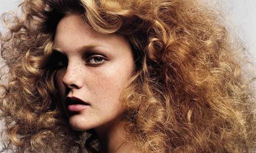 Phụ nữ tóc xoăn bẩm sinh muôn đời khổ, quan điểm này đúng không?