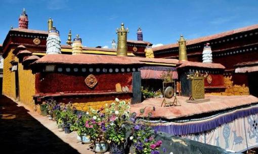 Nhà cạnh chùa có tốt không? Làm thế nào để hóa giải nó? 