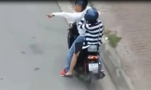 Hành động bất ngờ của cô gái sau cái chỉ tay của bạn trai khiến nhiều người ngán ngẩm