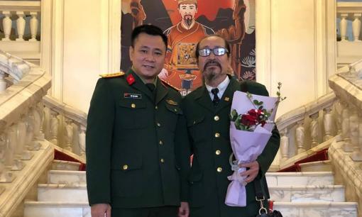 Nghệ sĩ Tự Long hiếm hoi chụp ảnh bên bố - NSƯT Vũ Tự Lẫm