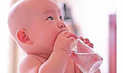 Trẻ không thích uống nước, áp dụng ngay 7 mẹo này của các bà mẹ thông minh để thay đổi