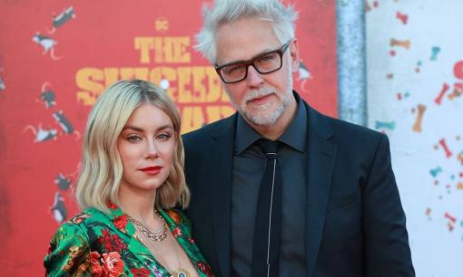 Đạo diễn loạt phim siêu anh hùng nổi tiếng James Gunn đính hôn với bạn gái kém 20 tuổi - diễn viên Jennifer Holland 