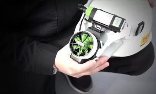 Người Nhật đã phát minh ra mũ bảo hiểm điều hòa nhiệt độ, và dù trời nắng to đến đâu, những người thợ xây dựng cũng không bị đổ mồ hôi!