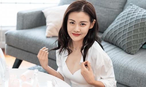 Làm thế nào để đối phó với tóc khô và xơ sau khi uốn xoăn? Những cách đơn giản và thiết thực để làm cho mái tóc xoăn bồng bềnh hơn