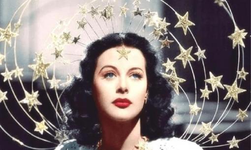 Cô ấy là một nữ diễn viên Hollywood tuyệt đẹp, đã kết hôn 6 lần và một trong những phát minh của cô ấy đã thay đổi cuộc đời chúng tôi