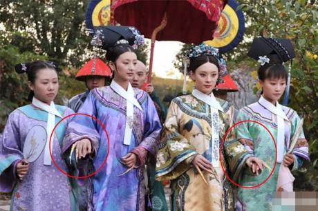 Phi tần đi lại trong cung thường phải có người đỡ tay, lý do tại sao? 