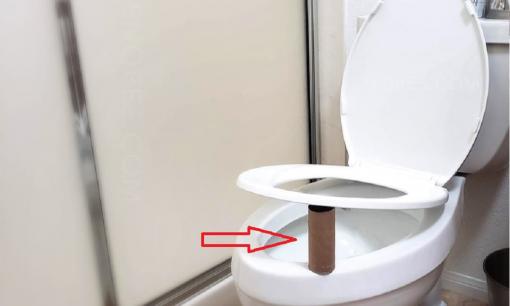 Tại sao bạn nên đặt lõi giấy vệ sinh ở ghế bồn cầu khi sử dụng nhà vệ sinh công cộng?