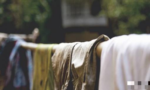 Phơi quần áo đối diện cửa ra vào có được không? Nơi tốt nhất để phơi quần áo là ở đâu?