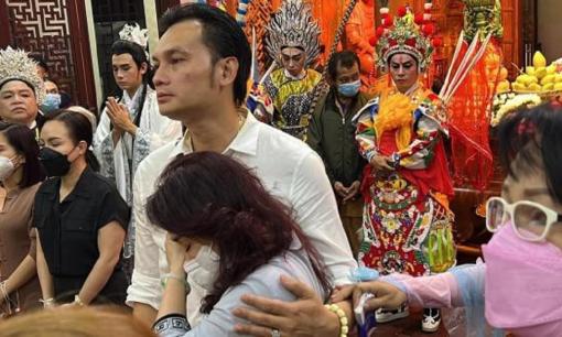 Lễ tưởng niệm NSƯT Ngọc Đáng: Thoại Mỹ và Kim Tiểu Long khóc nức nở tiễn biệt cố nghệ sĩ