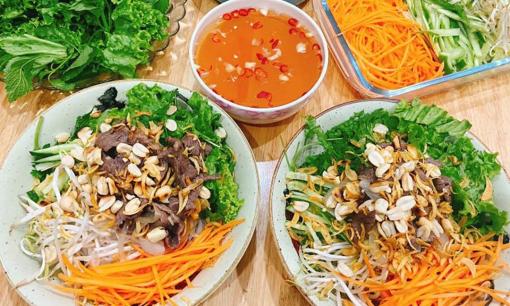 Cuối tuần, đổi bữa cho cả nhà bằng món bún bò trộn Nam Bộ thanh mát