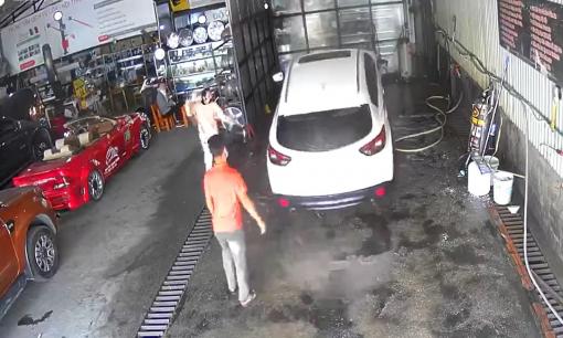 Sự cố bất ngờ trong gara ô tô khiến người xem phải giật thót tim