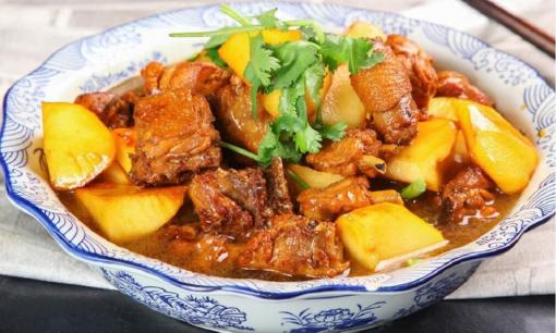 Hầm gà, không nên hầm trực tiếp, nhớ thêm bước quan trọng là gà chín mềm, không bị dai, người cao tuổi vẫn ăn được