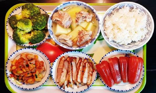 Nhìn mâm cơm cữ của ông bố 3 con nấu cho vợ, chị em chỉ biết xuýt xoa: 'Đúng là chồng nhà người ta'