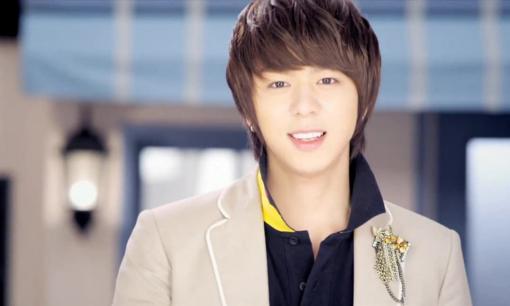 Nam thần tượng nhóm nhạc ZE:A của Hàn Quốc bị bắt 